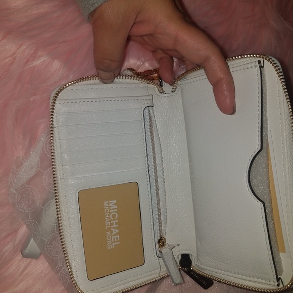 Authentic brand new michael kors wallet/wrislet. - Picture 3 of 7